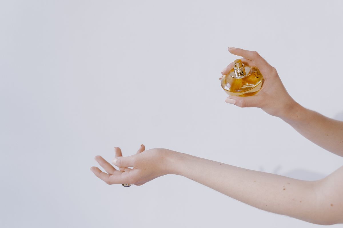 Perché la mia pelle non trattiene il profumo